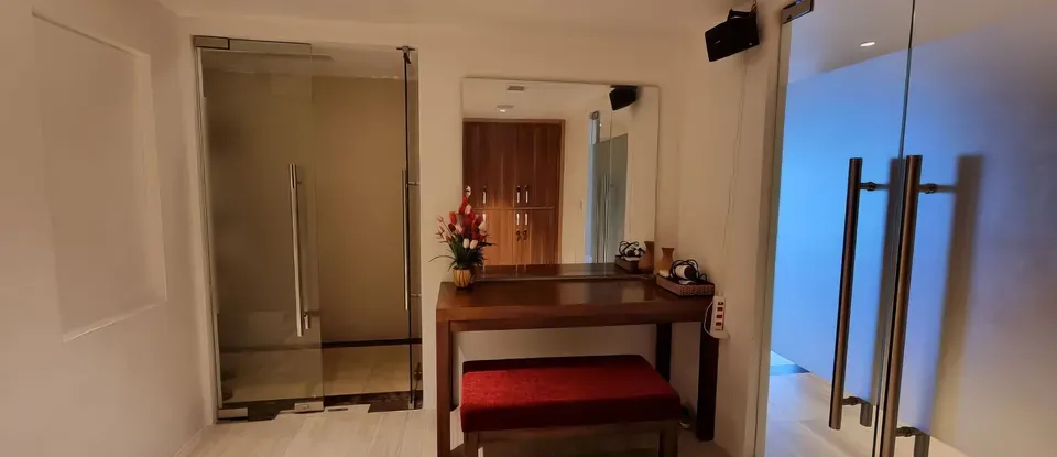 SPA 走廊的 鏡子與 玻璃門以 入口