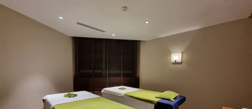 兩個 個 設有按摩床的 溫馨的 SPA 房