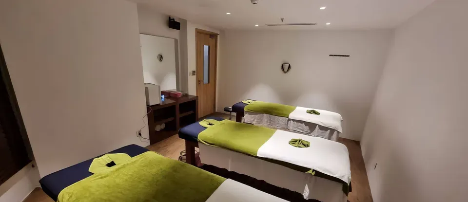 個 按摩床 並排 SPA 房