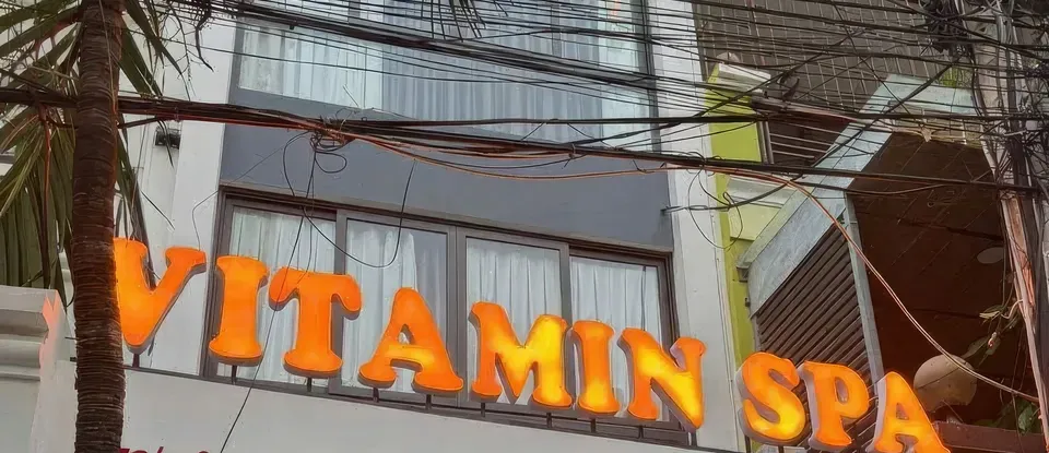 Vitamin SPA的 橘色 霓虹燈 招牌