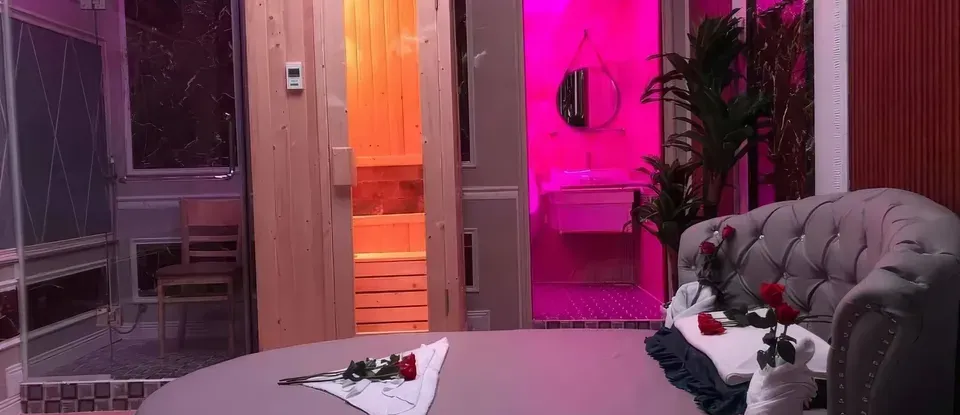 放置的 圓形 床與 桑拿