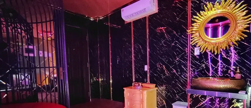 裝飾與 紅色 圓形 床