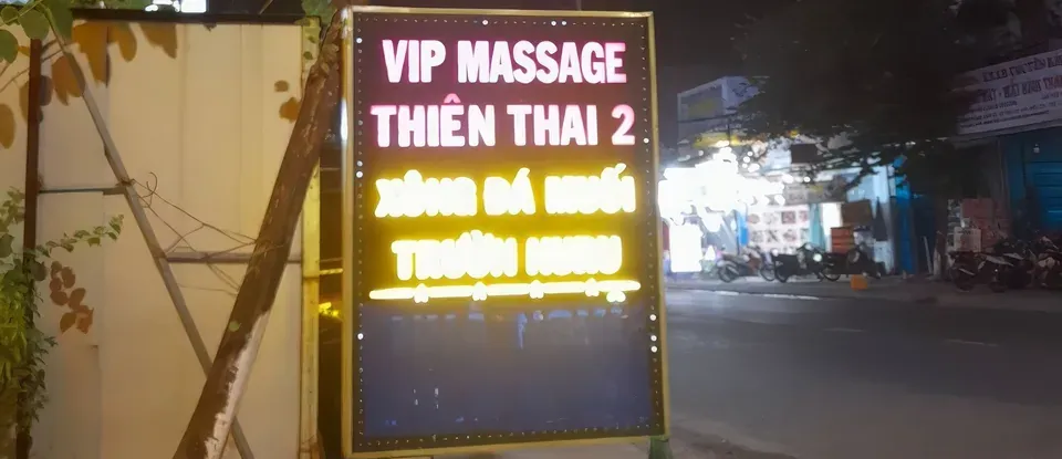 夜間街景的 VIP 按摩 Thien Thai 2 招牌