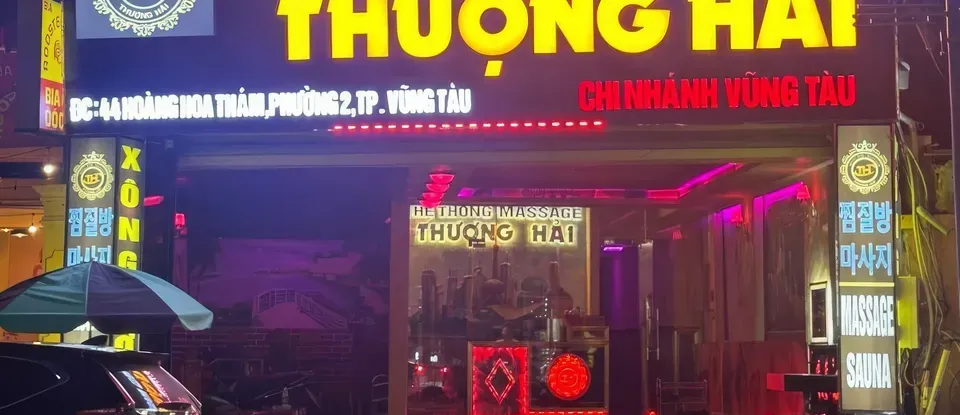 夜間於 華麗的 燈光 亮起的 按摩店 外部