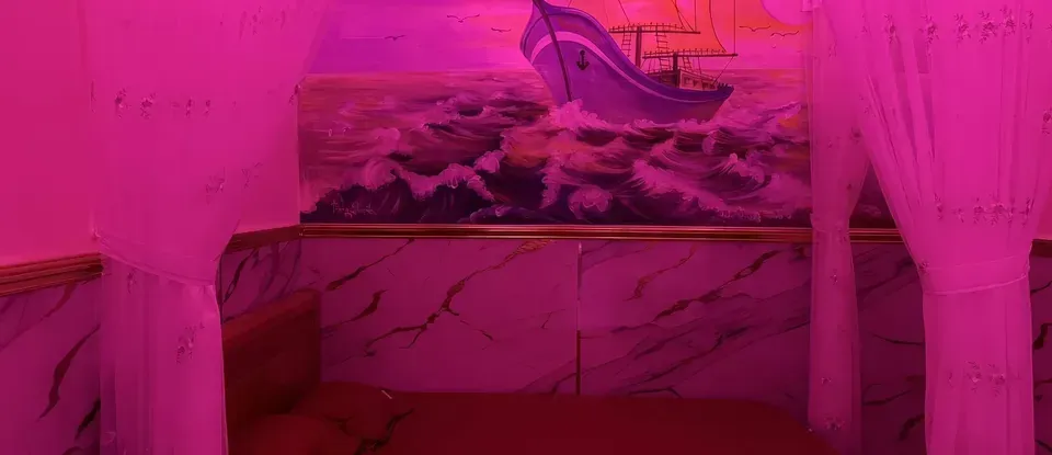 粉紅色 窗簾與 設有燈光的 按摩房