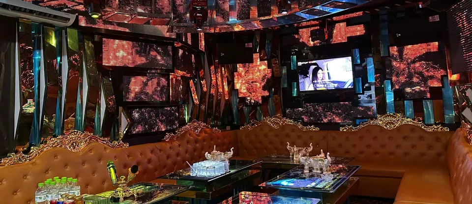 華麗的 沙發與桌子 休息 Lounge