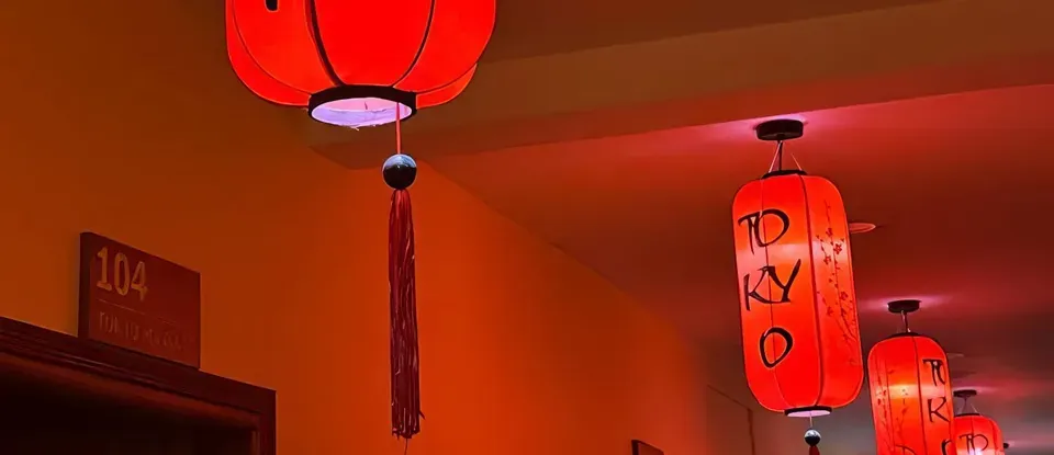 紅色 燈光 亮起的 走廊於 掛著的 紅燈籠